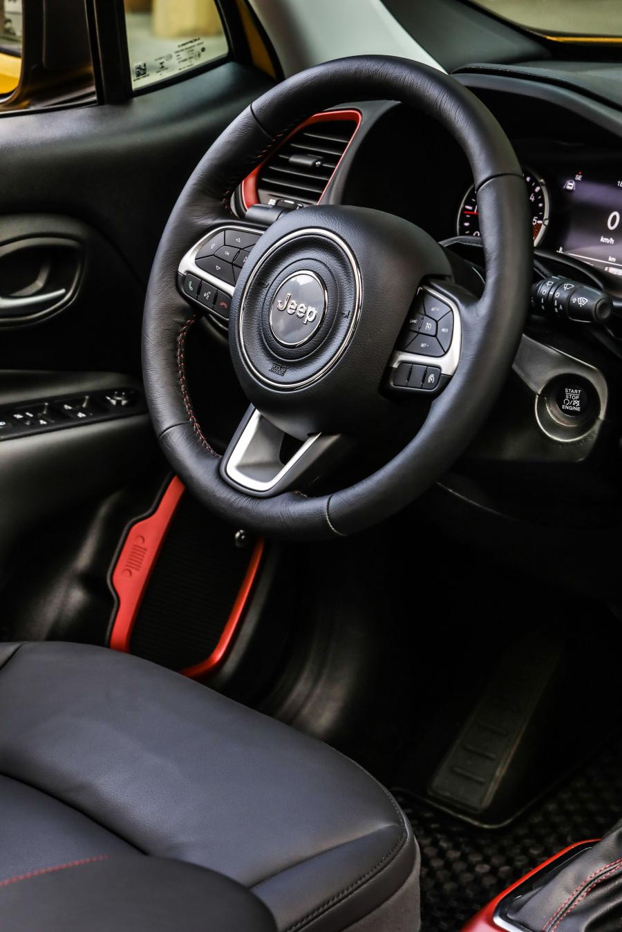 Интерьер Jeep Renegade Trailhawk (BU) 2018 года  (WW) (фото 20 из 25)
